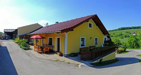 Die Sonnenterrasse mit den Ferienwohnungen von außen