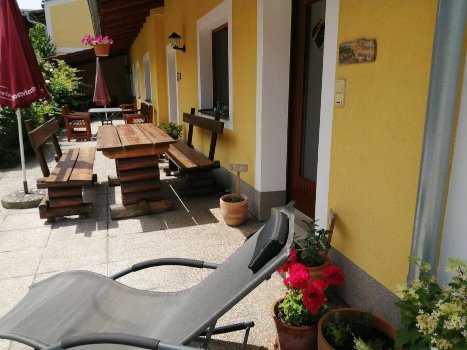 Die Sonnenterrasse mit den Ferienwohnungen von außen