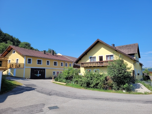 Der Bauernhof: rechts - Stall, Werkstatt, Sonnenterrasse