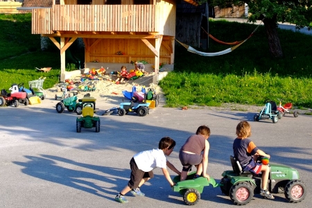 Kinder spielen am Spielplatz