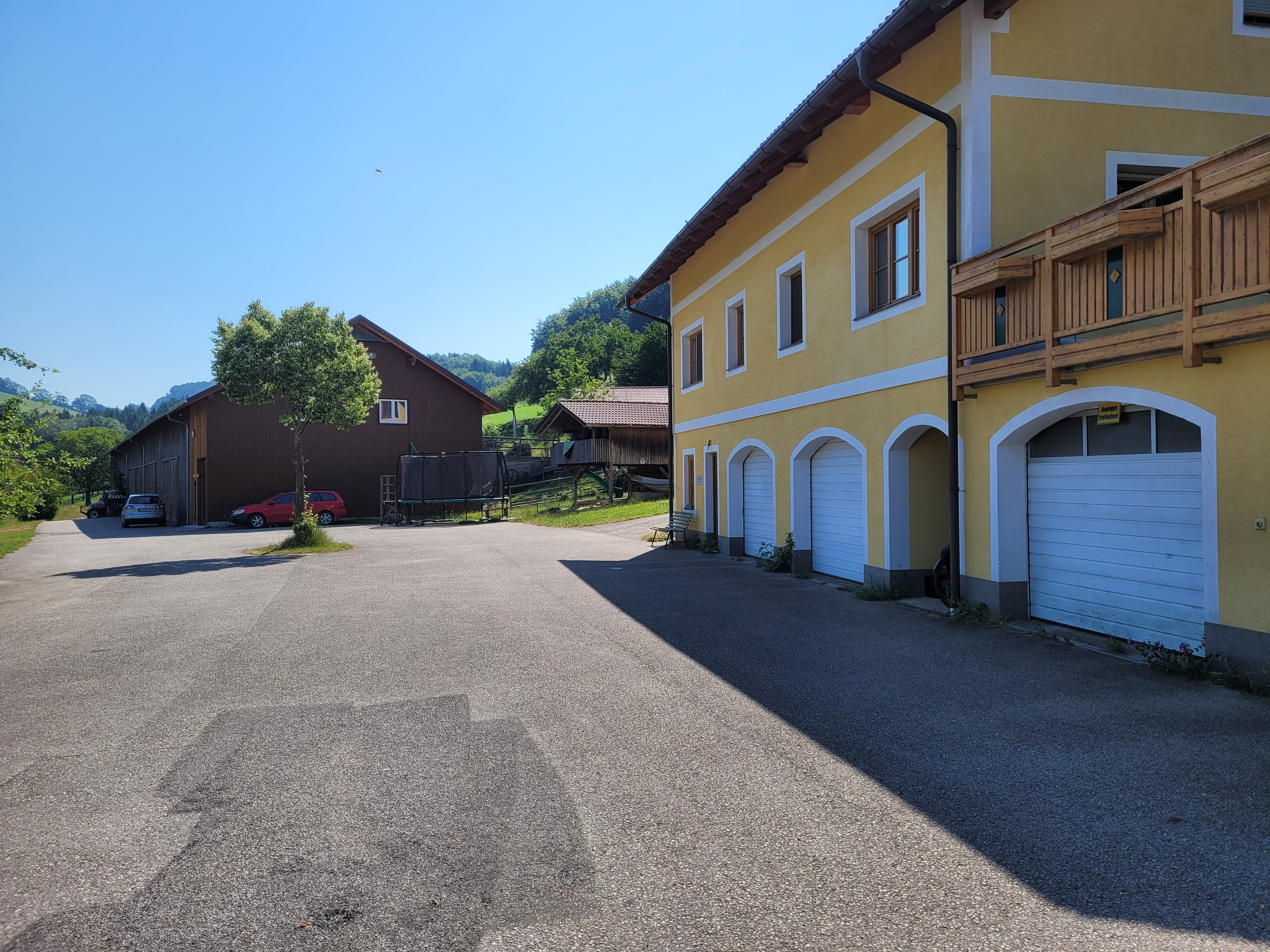 Der Bauernhof: links - Spielplatz, Museum und Praxis für Physiotherapie