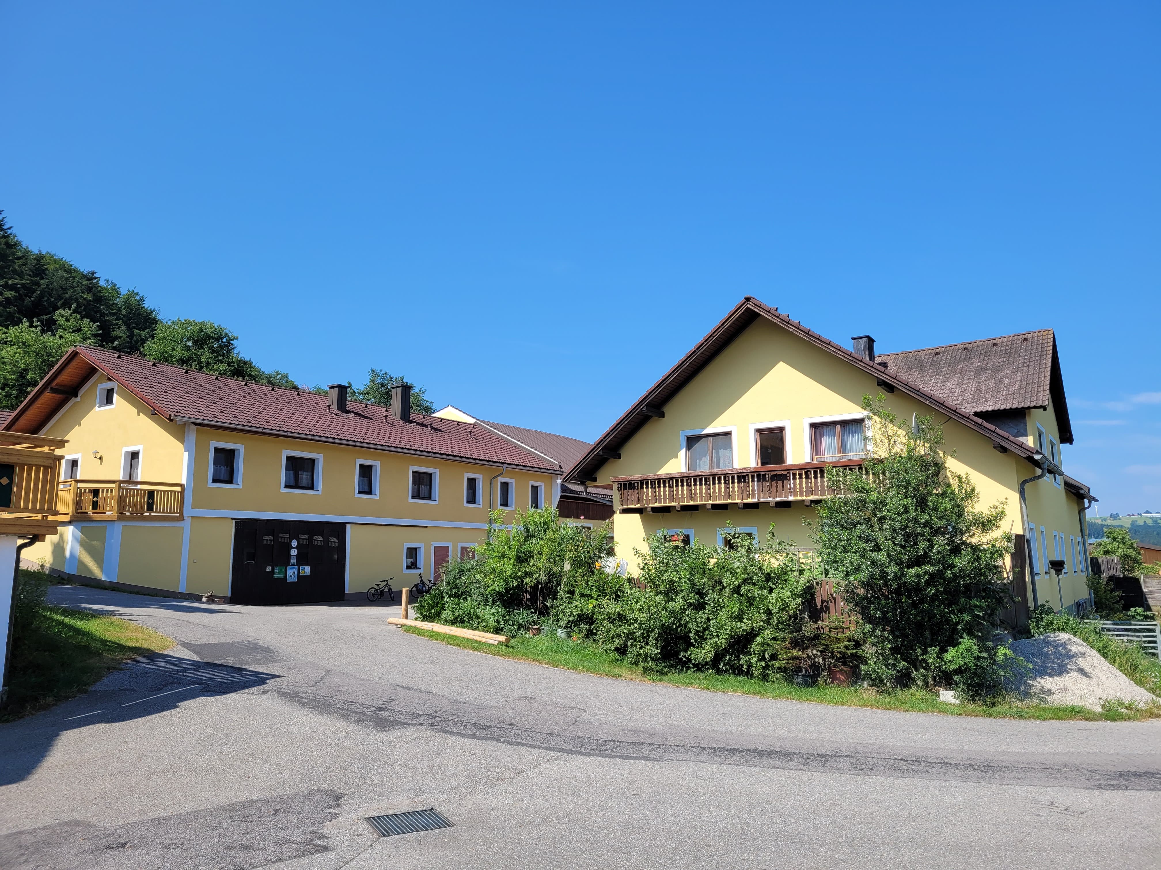 Der Bauernhof: rechts - Stall, Werkstatt, Sonnenterrasse