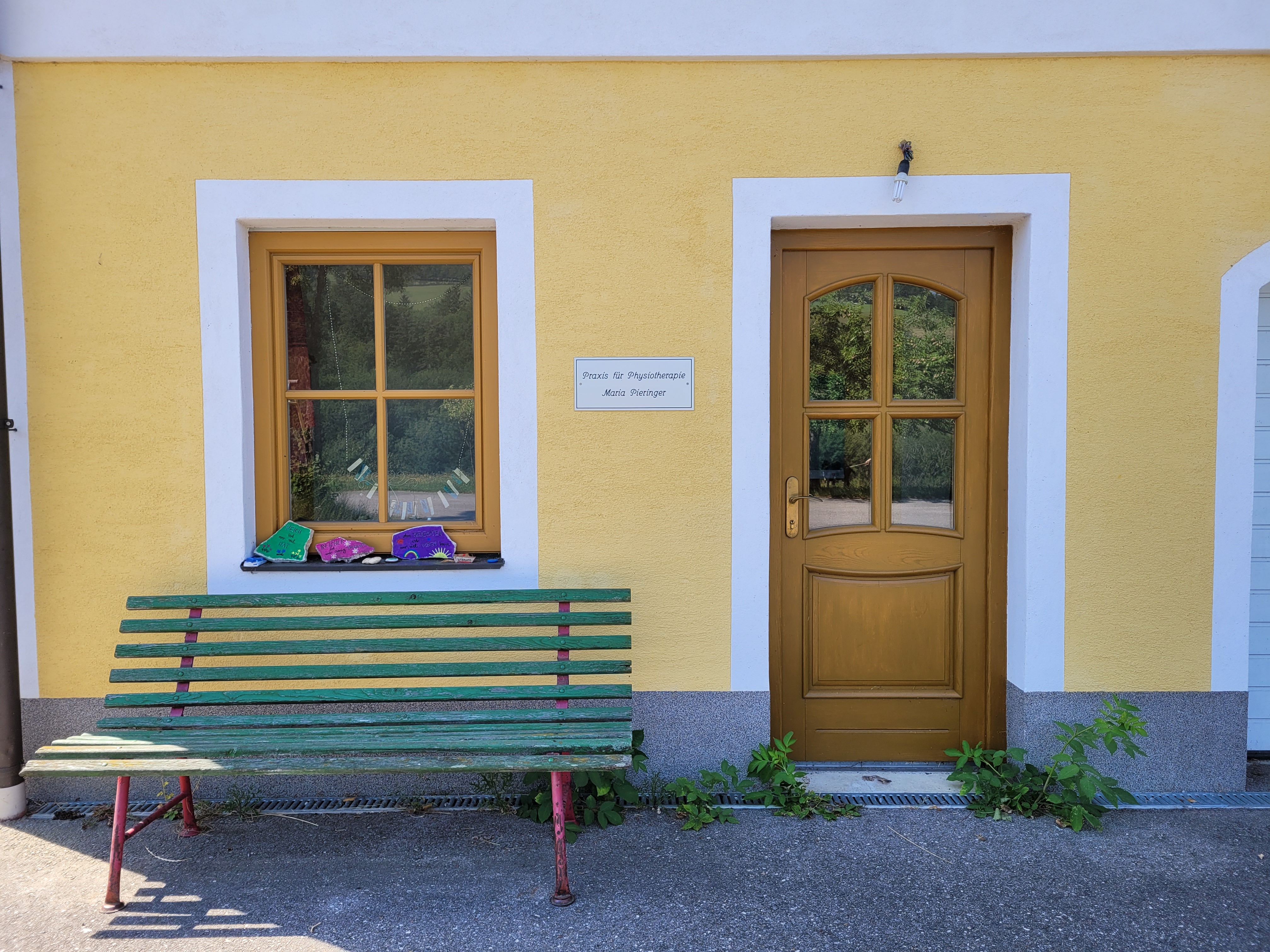Bank vor der Praxis für Physiotherapie