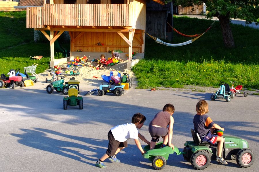 Kinder spielen am Spielplatz